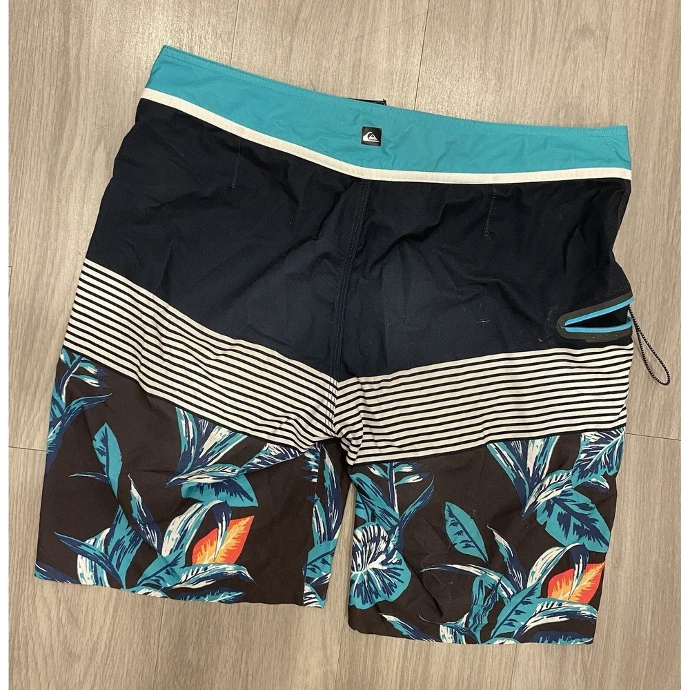Quiksilver Men's Size 32 Board Shorts Swimsuit Blue Floral Swim Trunks *Preowned